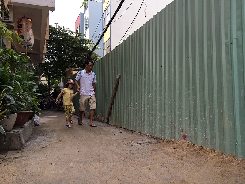 Tuy nhiên nhiều người dân vẫn lo lắng chưa dám trở về nhà ở lại ban đêm vì sợ sụt lún